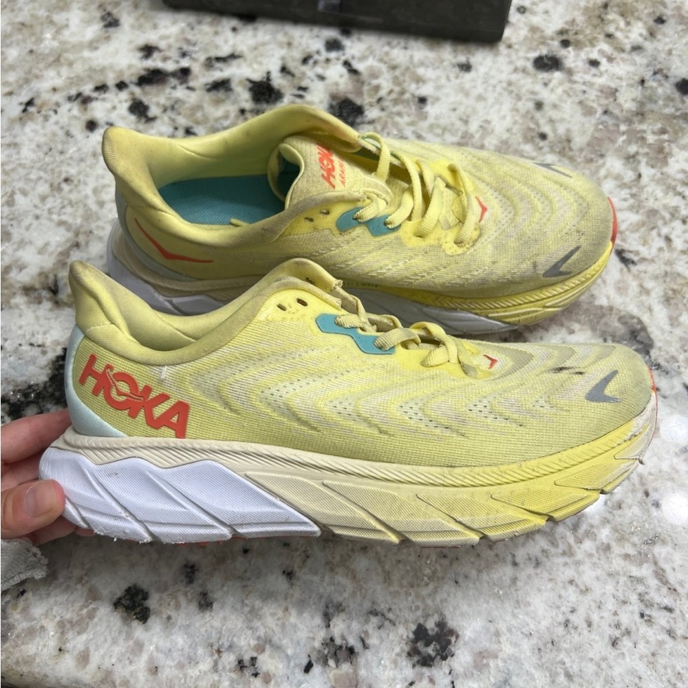 Womens size 6 arahi running shoes